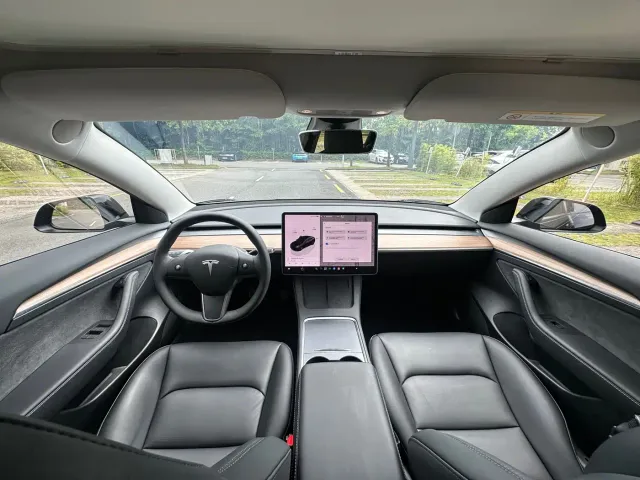 Tesla Model 3 — Фото автомобиля 12