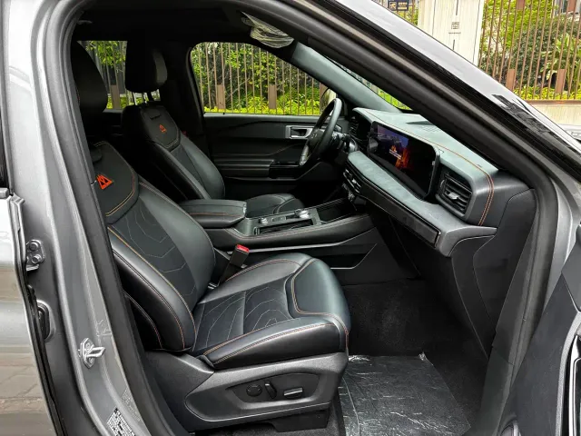 Ford Explorer — Фото автомобиля 12