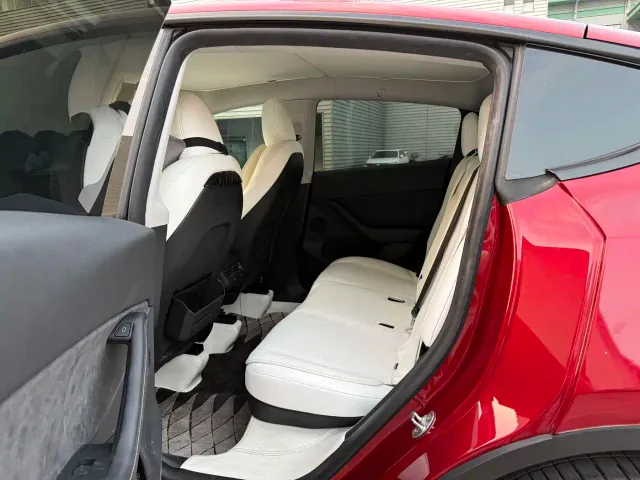 Tesla Model Y — Фото автомобиля 13