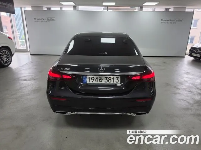 Mercedes-Benz E-Class — Фото автомобиля 4