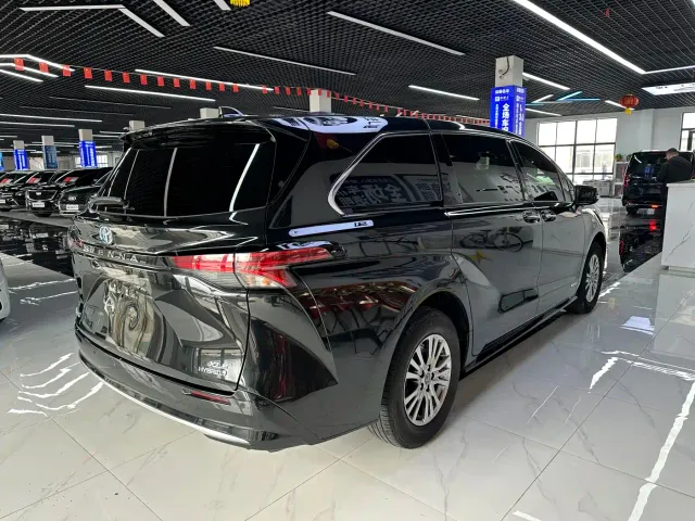 Toyota Sienna — Фото автомобиля 9