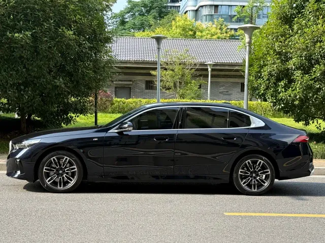 BMW 5 Series — Фото автомобиля 2