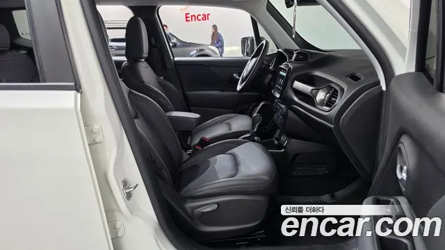 Jeep Renegade — Фото автомобиля 16