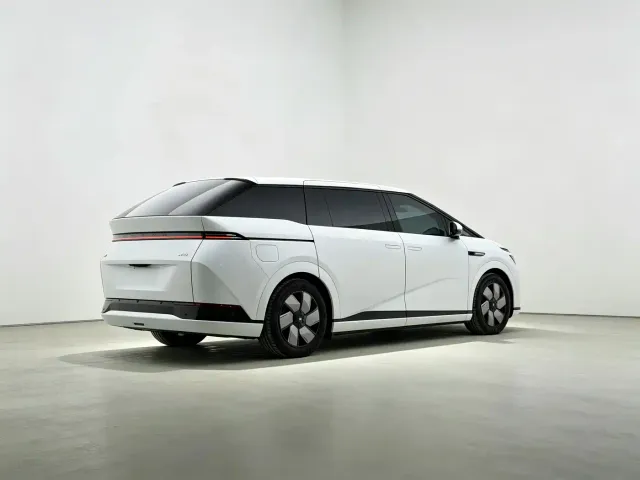 Xpeng X9 — Фото автомобиля 7