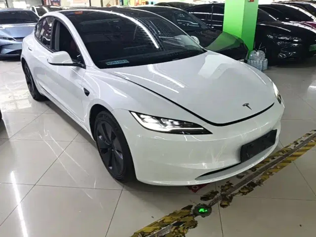 Tesla Model 3 — Фото автомобиля 3
