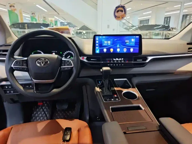 Toyota Sienna — Фото автомобиля 9