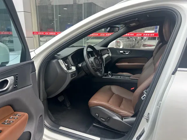Volvo XC60 — Фото автомобиля 6