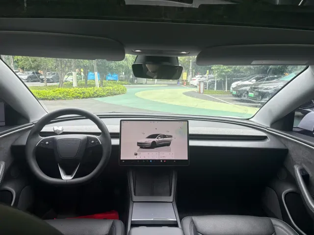 Tesla Model 3 — Фото автомобиля 9