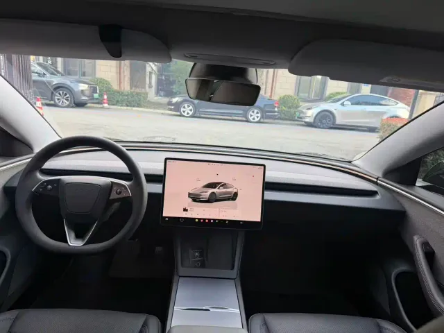 Tesla Model 3 — Фото автомобиля 6
