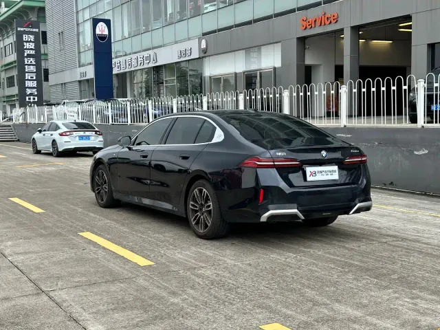 BMW 5 Series — Фото автомобиля 3