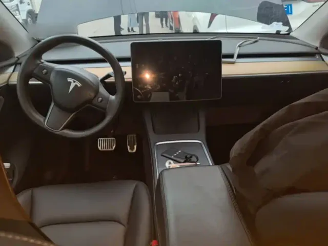 Tesla Model Y — Фото автомобиля 9