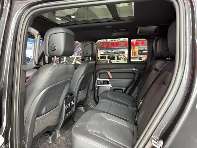 Land Rover Defender — Фото автомобиля 12