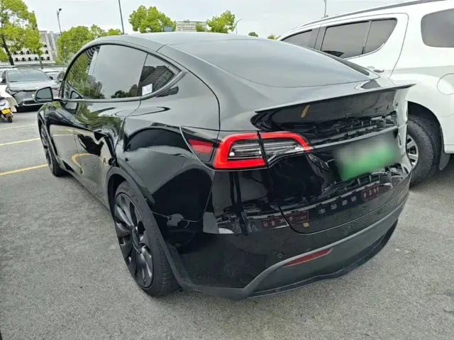 Tesla Model Y — Фото автомобиля 4