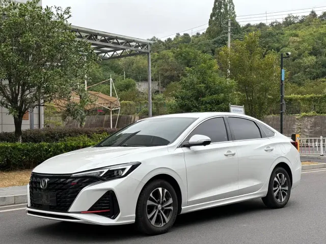 Changan Eado — Фото автомобиля 3