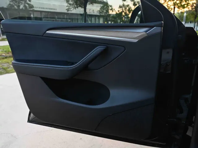 Tesla Model Y — Фото автомобиля 16