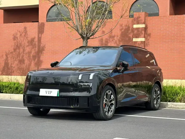 Фотография автомобиля — Lynk & Co 900