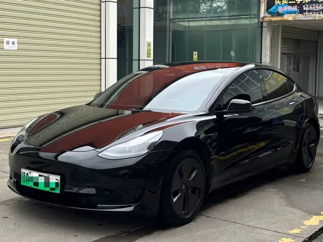 Tesla Model 3 — Фото автомобиля 3