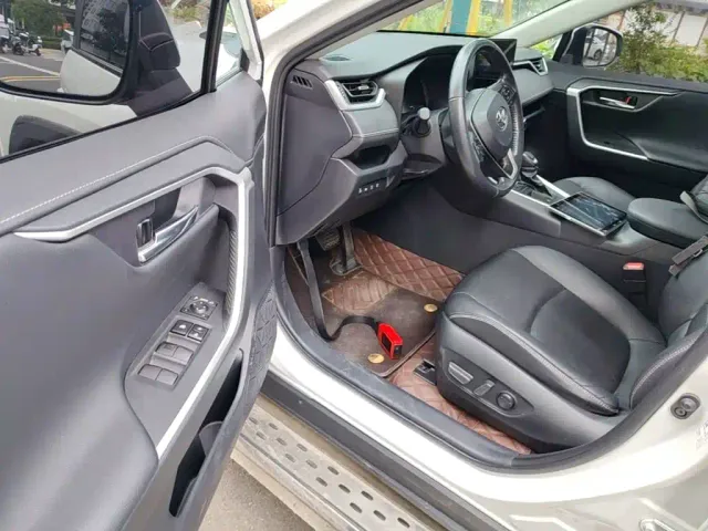 Toyota RAV4 — Фото автомобиля 15