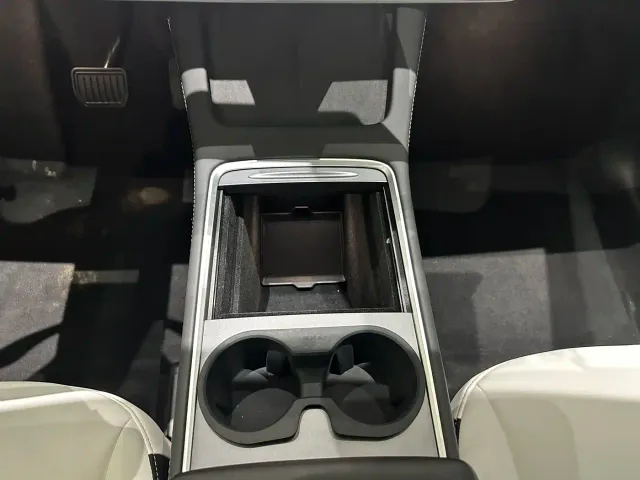Tesla Model Y — Фото автомобиля 15