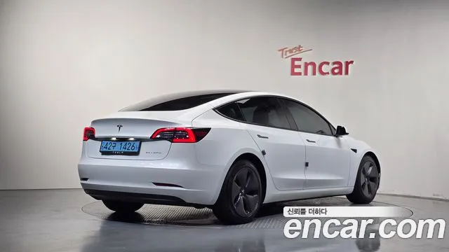 Tesla Model 3 — Фото автомобиля 2