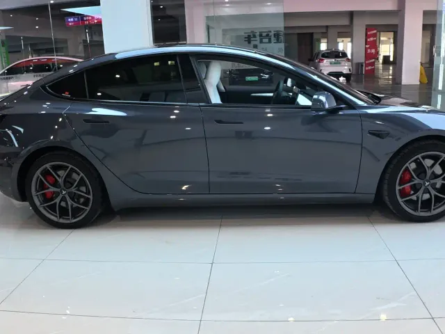 Tesla Model 3 — Фото автомобиля 5