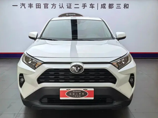 Toyota RAV4 — Фото автомобиля 3