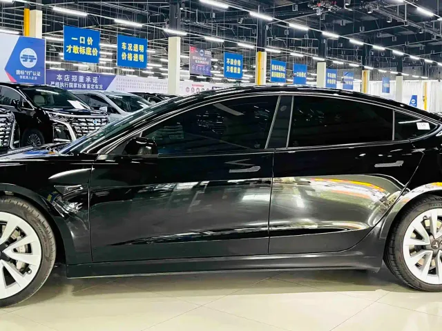 Tesla Model 3 — Фото автомобиля 5
