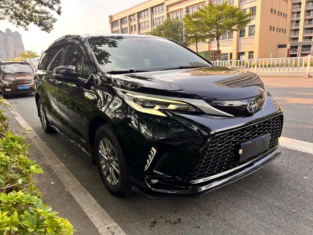 Toyota Sienna — Фото автомобиля 3