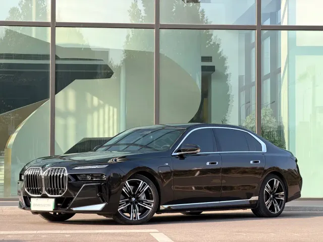 Фотография автомобиля — BMW i7
