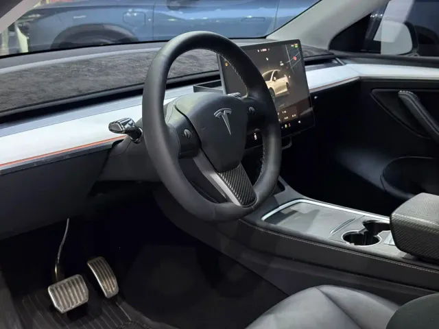 Tesla Model Y — Фото автомобиля 12