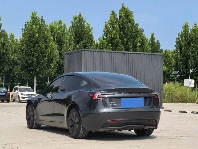 Tesla Model 3 — Фото автомобиля 18