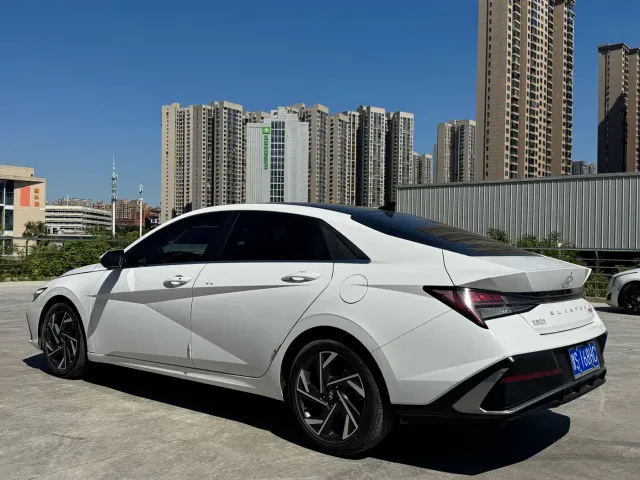Hyundai Elantra — Фото автомобиля 5
