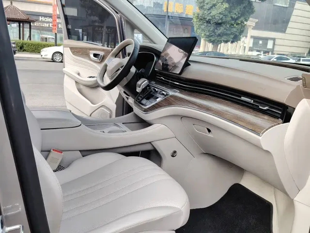 Roewe iMAX8 — Фото автомобиля 9
