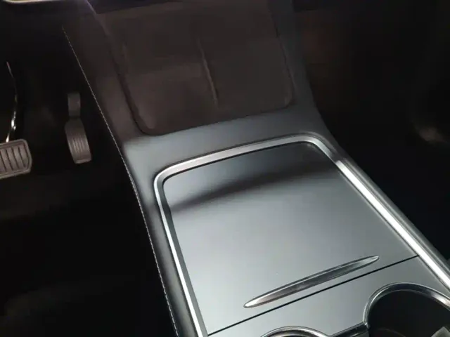 Tesla Model Y — Фото автомобиля 8
