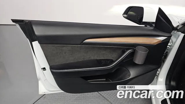 Tesla Model 3 — Фото автомобиля 12