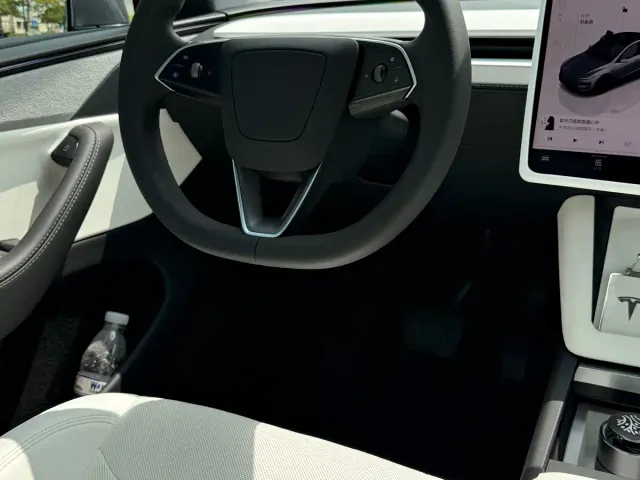 Tesla Model Y — Фото автомобиля 15