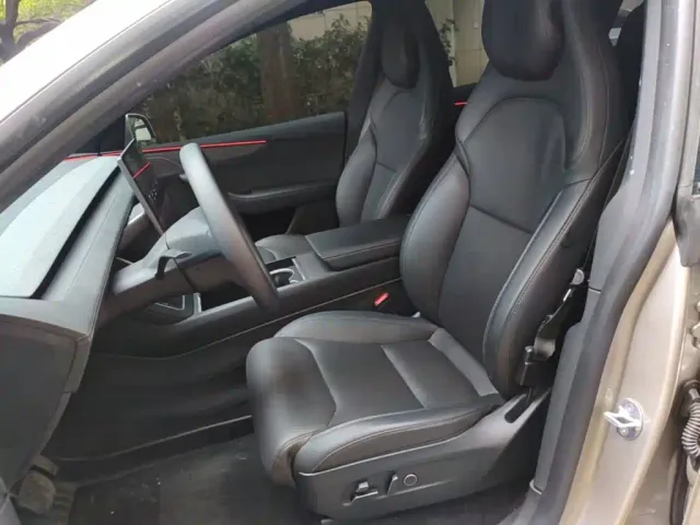 Tesla Model Y L — Фото автомобиля 14