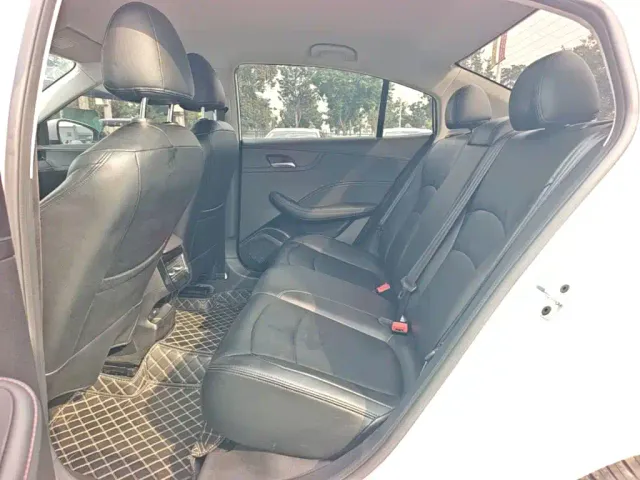 Roewe i5 — Фото автомобиля 16
