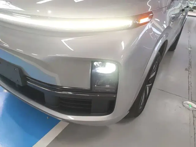 Li Auto L8 — Фото автомобиля 23