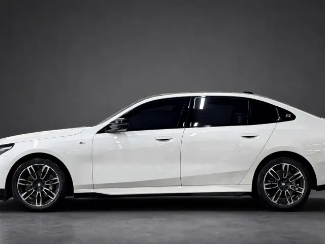 BMW 5 Series — Фото автомобиля 3