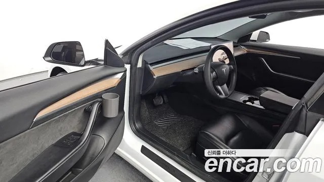 Tesla Model 3 — Фото автомобиля 16