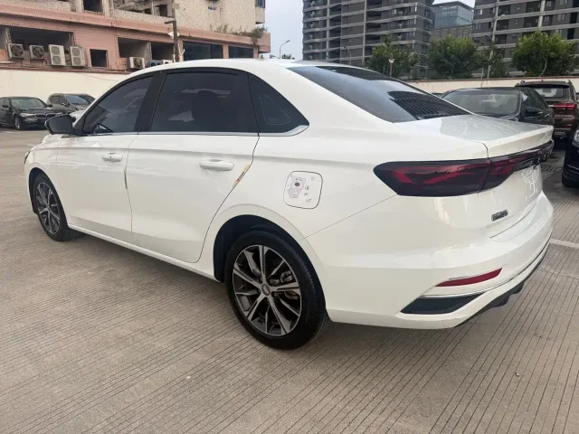 Geely Emgrand — Фото автомобиля 11