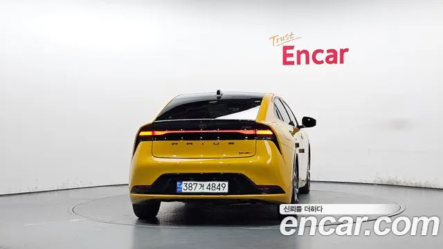Toyota Prius — Фото автомобиля 4
