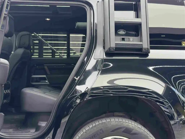 Land Rover Defender — Фото автомобиля 9