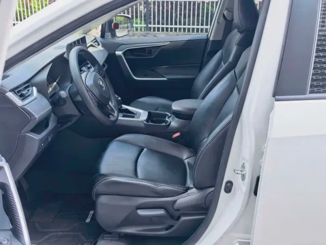 Toyota RAV4 — Фото автомобиля 10