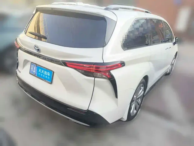 Toyota Sienna — Фото автомобиля 2