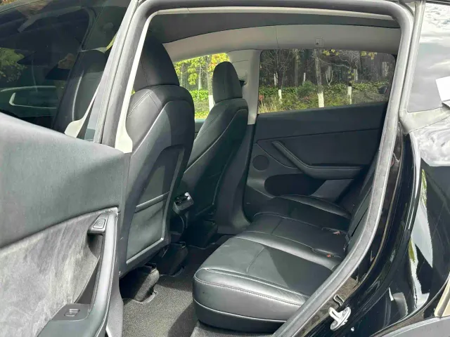 Tesla Model Y — Фото автомобиля 11
