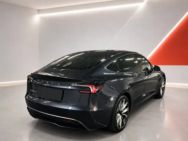 Tesla Model 3 — Фото автомобиля 6
