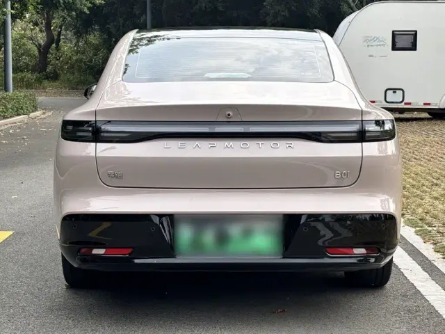 Leapmotor B01 — Фото автомобиля 5