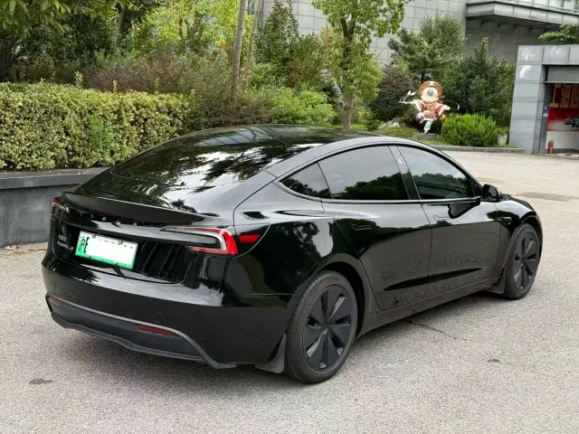Tesla Model 3 — Фото автомобиля 5